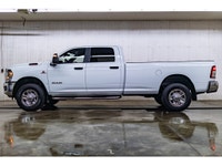 **ONE OWNER - ACCIDENT FREE** ORIGINAL FACTORY PRICE $84,810 23,210 KM This 2024 Ram 2500 4x4 Crew C... (image 3)