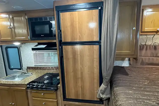 2018 Coachmen Leprechaun 220QB – Pre-Owned Class C Motorhome. in RVs & Motorhomes in Red Deer - Image 32