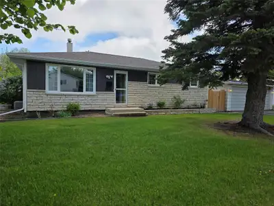 P05//Portage La Prairie/Functional Layout and Well-kept with some upgrades! 738 4th St NW is ready f...