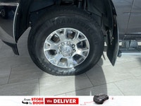 ===== Key Features ===== * 42,486 km * One owner * No reported accidents * Laramie trim * 4WD (four-... (image 7)