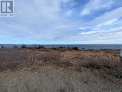 What a view! Situated on the edge of the ocean and only a 15 minute drive from the amenities of Step...