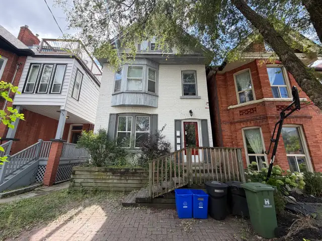 Cozy Main Floor Apartment With Lots Of Character!