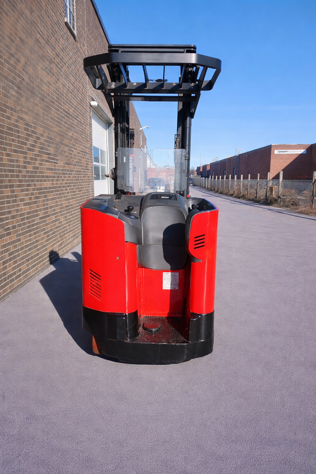2016 RAYMOND REACH FORKLIFT 3500LB CAP CERTIFIED WITH CHARGER in Heavy Equipment in Mississauga / Peel Region - Image 10