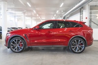 Jaguar F-PACE P550 AWD SVR 2022: - Extérieur métallisé rouge FIRENZE avec intérieur en cuir et daim... (image 6)