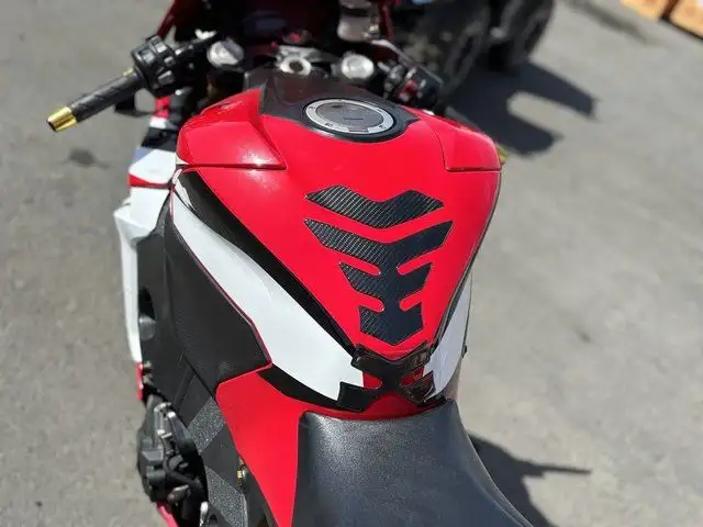 2021 HONDA CBR1000RR-RED! in Street, Cruisers & Choppers in Saskatoon - Image 4