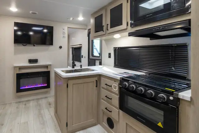 2026 FOREST RIVER DELLA TERRA 241BH in Travel Trailers & Campers in Regina - Image 16
