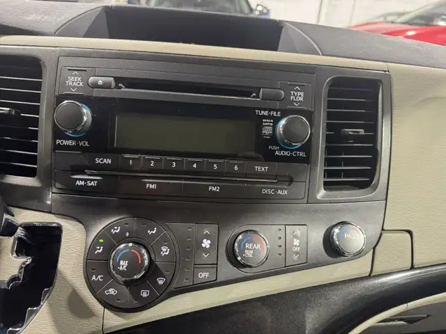 2011 Toyota Sienna LE in Cars & Trucks in City of Montréal - Image 12
