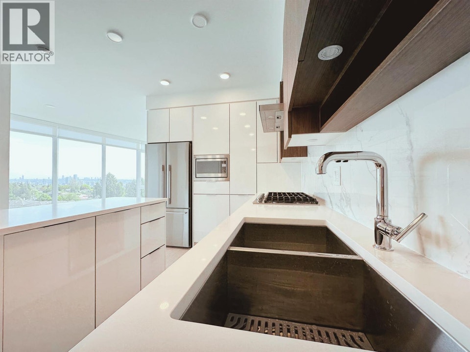 601 7799 PARK CRESCENT Burnaby, British Columbia 3