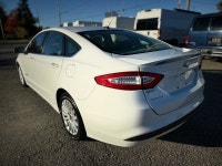 2014 Ford Fusion SE Hybrid with 4 Cylinder Engine 2.0L, auto ac, bluetooth, backup camera, power win... (image 4)