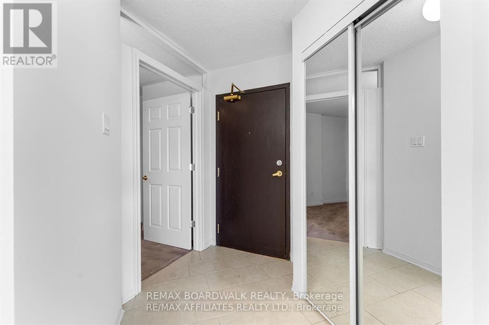 5S - 310 CENTRAL PARK DRIVE Ottawa, Ontario 4