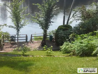 Magnifique site bordé par la rivière Saint-Maurice - avec un accès direct à l'eau - navigable - Rare...