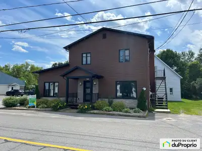 Un Duplex très bien entretenu avec un superbe grand terrain situé à 20 minutes de Shawinigan et à pr...