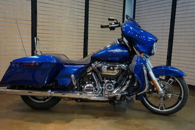 2017 Harley-Davidson FLHX - Street Glide in Sport Touring in Lethbridge - Image 3