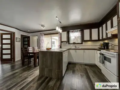 Venez visiter votre futur havre de paix, Sans voisins arrière, avec garage isolé et piscine recouver...