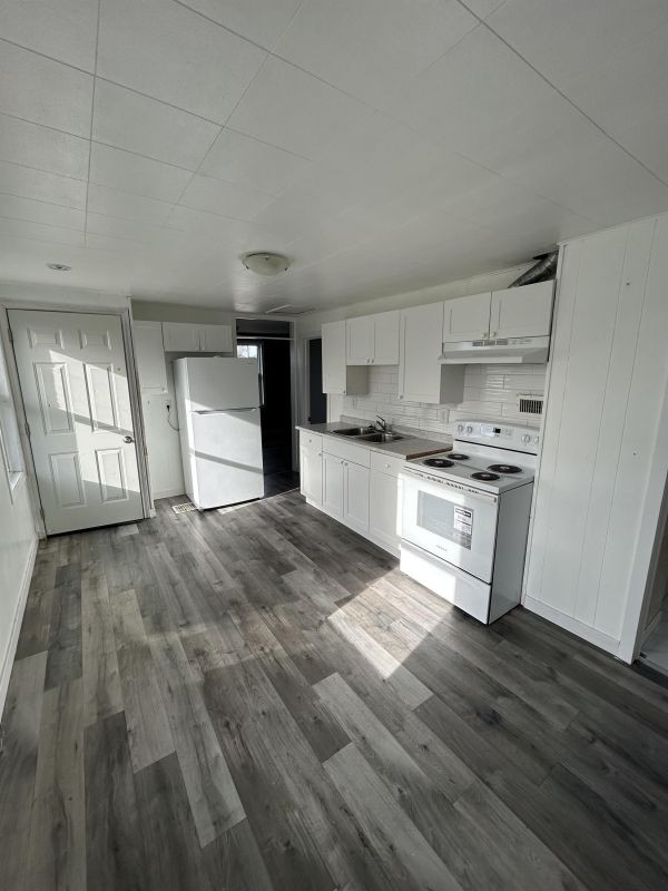 Newly Renovated 2-Bedroom Apartment at Unit 2 294  Frood - Avail in Long Term Rentals in Sudbury - Image 2