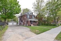 3 beds, 3 bath detached home in downtown Orangeville for sale!!
