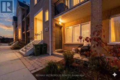 Welcome home to this rarely offered ground floor suite in the heart of Leaside. Offering approximate...