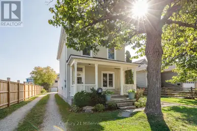 Endless opportunity at this charming home on one of Collingwood's sought-after "Tree Streets"! The u...