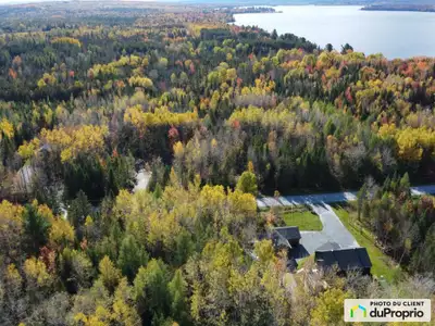 Terrain entièrement boisé de 43000 pieds carrés avec accès au Lac Aylmer à 3 minutes de marche. 164...