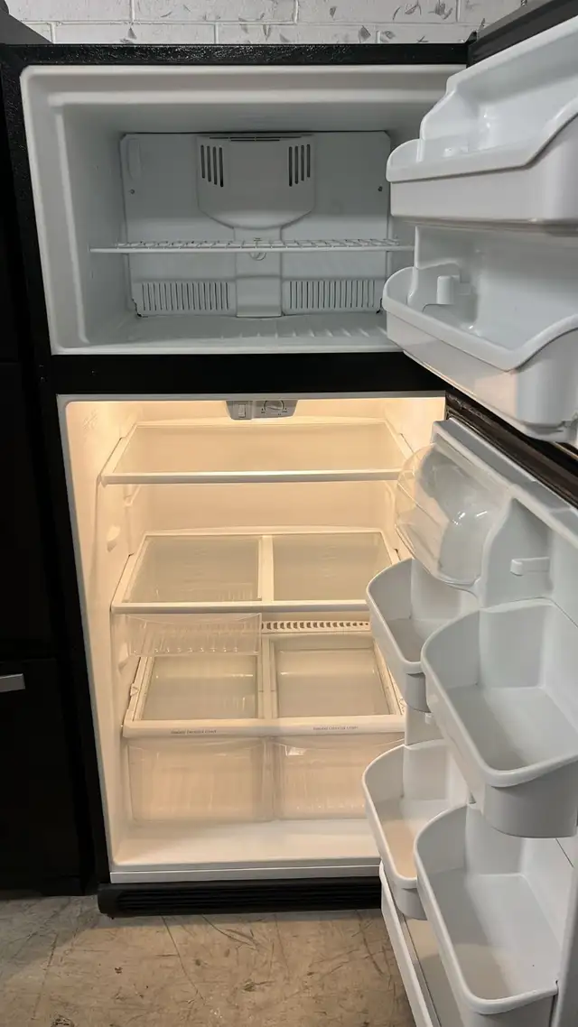 Frigidaire 30” Refrigerator Fully Tested  30-Day Warranty in Refrigerators in Kitchener / Waterloo - Image 5