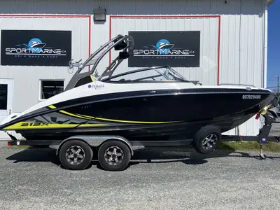 Yamaha 212 X 2020 Longeur / Length : 21'3'' Largeur / Beam : 102” Capacité / Capacity : 10 Passagers...