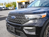 // ACCIDENT FREE!! // // SINGLE OWNER! // Discover the reliability and versatility of the 2022 Ford... (image 8)