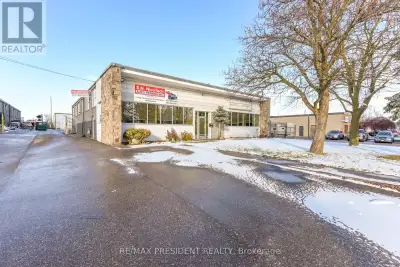 Located in a prime area of Brampton, this versatile 3,900 sq ft industrial unit offers a perfect ble...