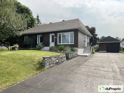 Voici notre propriété à vendre et très bien entretenue au fil des ans. À l'intérieur, il y a quatre...