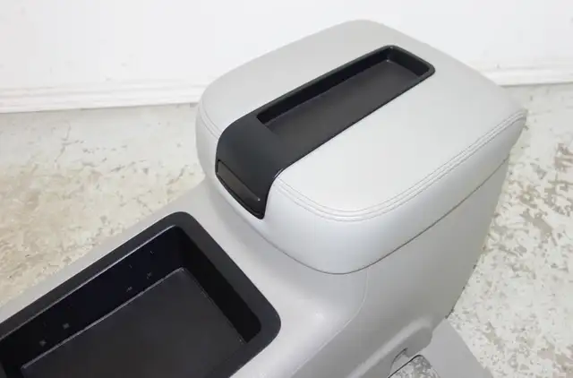 Chev Silverado 2013 Center Console Sierra Tahoe Yukon Suburban in Other Parts & Accessories in St. Catharines - Image 4