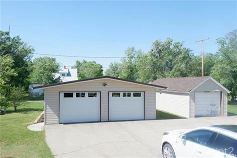 10 3rd STREET SE in Houses for Sale in Moose Jaw - Image 2
