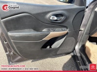 Le Jeep Cherokee 2018 version LIMITED V6 CUIR TOIT PANO CAM RECULE proposé par Toyota Lachute se dis... (image 9)