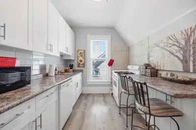 Enjoy a comfortable, move-in-ready bachelor suite that's perfect for work assignments, relocations,...
