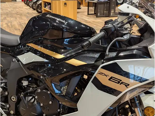 2026 Kawasaki Ninja ZX-6R // Pearl Robotic White/Metallic Spark  in Sport Bikes in Winnipeg - Image 8