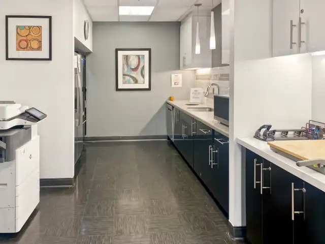 Office space for rent for 3 persons in Saint Foy Quebec in Commercial & Office Space for Rent in Québec City - Image 11