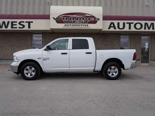 2023 Ram 1500 SLT 4x4 Crew Cab 5'7 Box - 5.7L HEMI - LOW KMS!!!