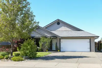 Welcome to your dream home in the heart of sought-after Cumberland! This beautifully maintained 3-be...