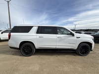 AMVIC Licensed Dealer * HD Surround Vision * Panoramic Sunroof * Second Row Heated Seats & Steering... (image 9)
