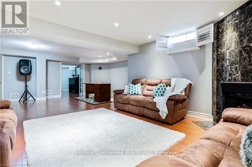 2384 PARKGLEN AVENUE Oakville (WM Westmount), Ontario 4