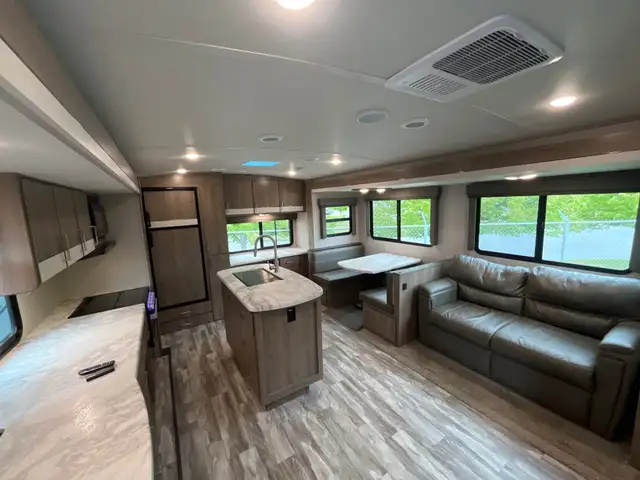 2022 Grand Design Imagine in Travel Trailers & Campers in Terrace - Image 8