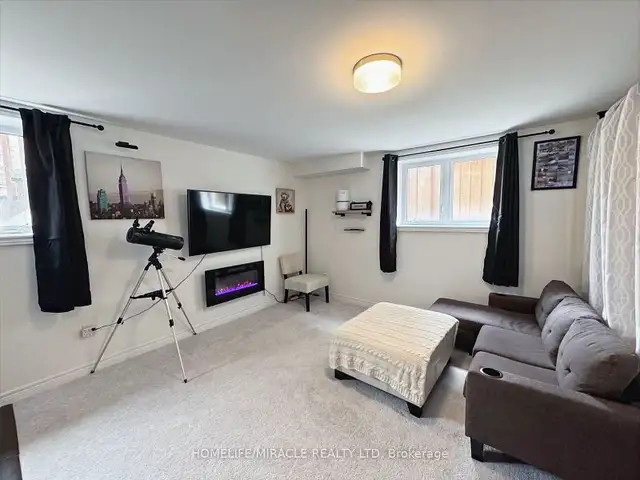 Beautifully upgraded 4-bedroom home in Houses for Sale in Oakville / Halton Region - Image 9