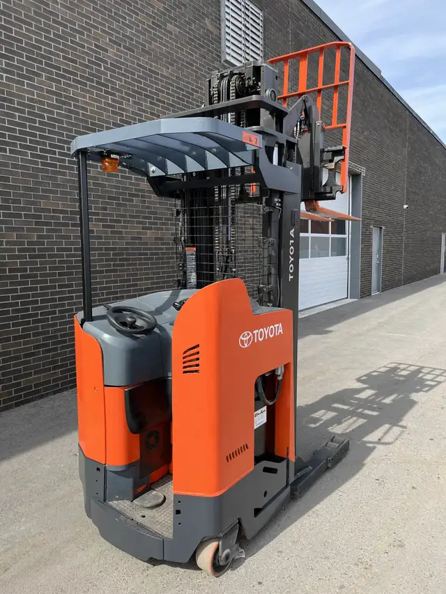 2017 Toyota Reach Forklift w 3500lbs cap Certified with charger in Heavy Equipment in Mississauga / Peel Region - Image 6