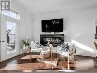 Stunning 3-Storey Freehold Townhome In Patterson, Featuring A Rare 10-Foot Ceiling On The Main Floor...