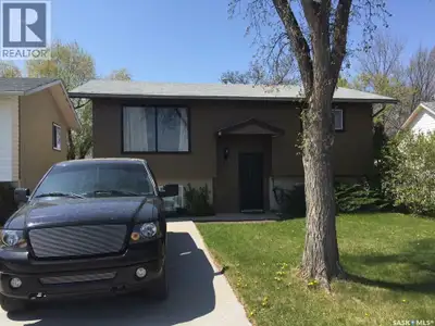 A great bi-level located in a school zone. This 3 bedroom 2 bath home in Shaunavon is a great setup....
