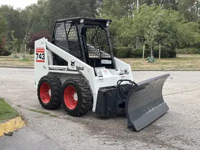 Bobcat 743 Skid-Steer Loader Rated Operating Capacity 1134 kg / 2500 LBS Virnig Skid Steer U-Blade A...