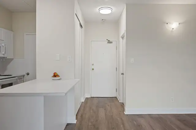 Peterborough 1 Bedroom Deluxe, 1 Bathroom Apartment for Rent: in Long Term Rentals in Peterborough - Image 13