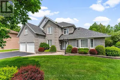 Welcome to 127 Owens Street, an impressive two-storey home located in one of Pembroke's most disting...