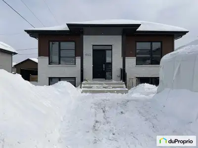 Superbe maison unifamiliale située à St-Lin-Laurentides, offrant 5 chambres et deux salles de bain c...