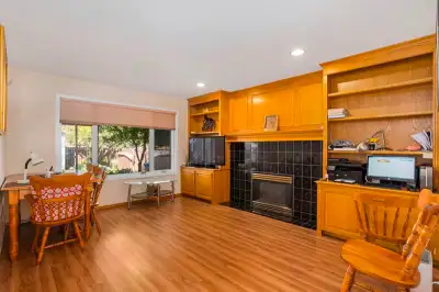Nice good location house rooms for rent. Three bedrooms two and half bathrooms with one big kitchen....