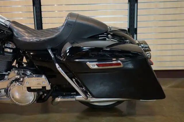 2018 Harley-Davidson FLHR - Road King in Sport Touring in Lethbridge - Image 11
