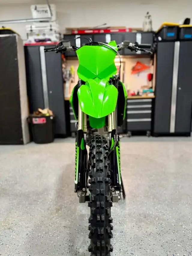 2022 KAWASAKI KX250 - RACING GREEN!  in Dirt Bikes & Motocross in Saskatoon - Image 9